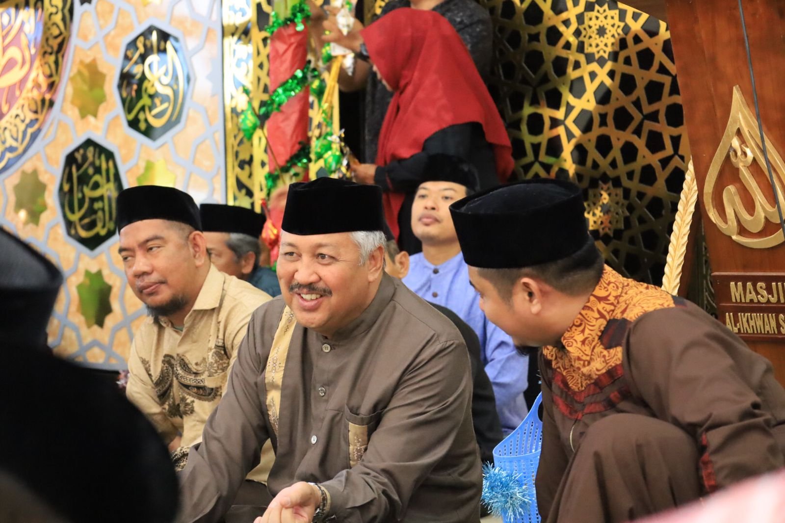 Bakal calon Bupati Pinrang Andi Irwan Hamid saat menghadiri acara maulid nabi Muhammad SAW di Desa Waetuoe