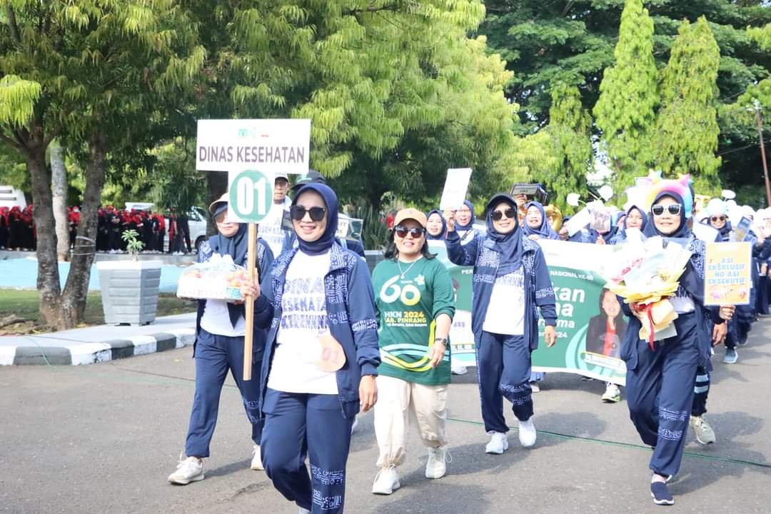 Defile Hari Kesehatan Nasional (HKN) ke 60 Dinas Kesehatan Pinrang (Dok. Angindai.com)