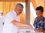 Kenakan Kemeja Putih Irwan Hamid dan Keluarga Mencoblos di TPS 06 Laleng Bata