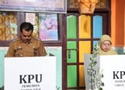 Pj Bupati Pinrang Ahmadi Akil dan Ketua TP PKK Mencoblos di TPS 01 Sawitto
