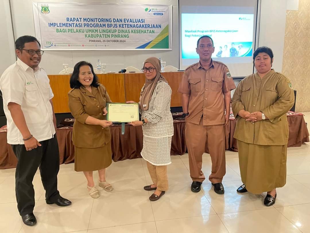 Kadis Kesehatan Pinrang Serahkan Sertifikat Kepesertaan BPJS Ketenagakerjaan kepada UMKM Binaan