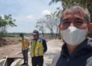 Kasi Dinas SDABK Monitoring Pemasangan Lening Saluran Pembuang di Dusun Parengki