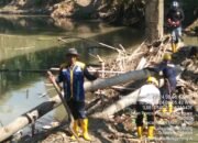 UPTD SDABK Pinrang Wilayah Alitta-Carawali Melakukan Pembersihan Sampah dan Batang Kayu di Tiang Talang Sektor Suppa