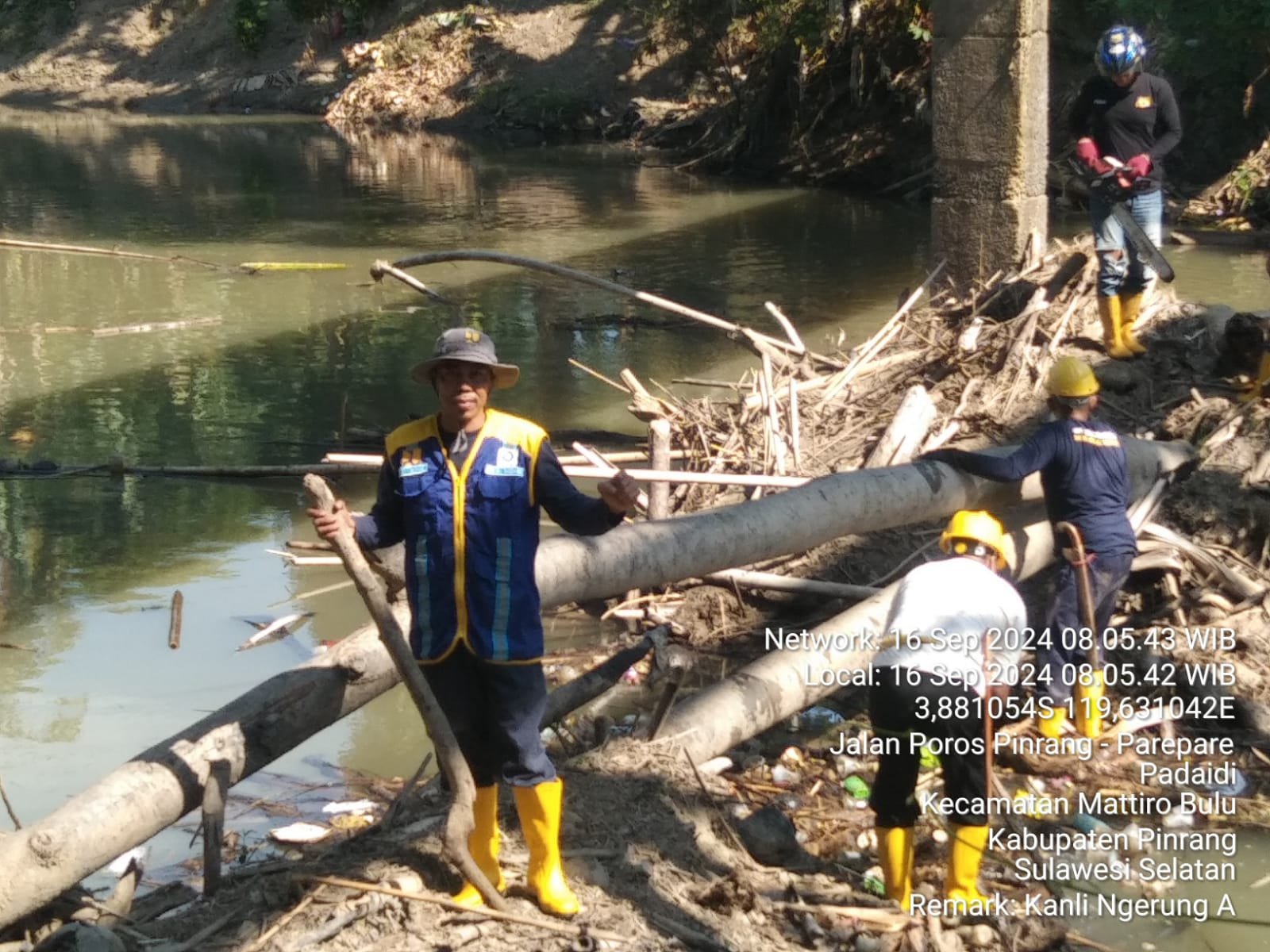 UPTD SDABK Pinrang Wilayah Alitta-Carawali Melakukan Pembersihan Sampah dan Batang Kayu di Tiang Talang Sektor Suppa