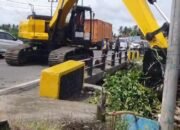 Pasca Banjir Dinas SDABK Pinrang Lakukan Pengerukan Sungai Masilla