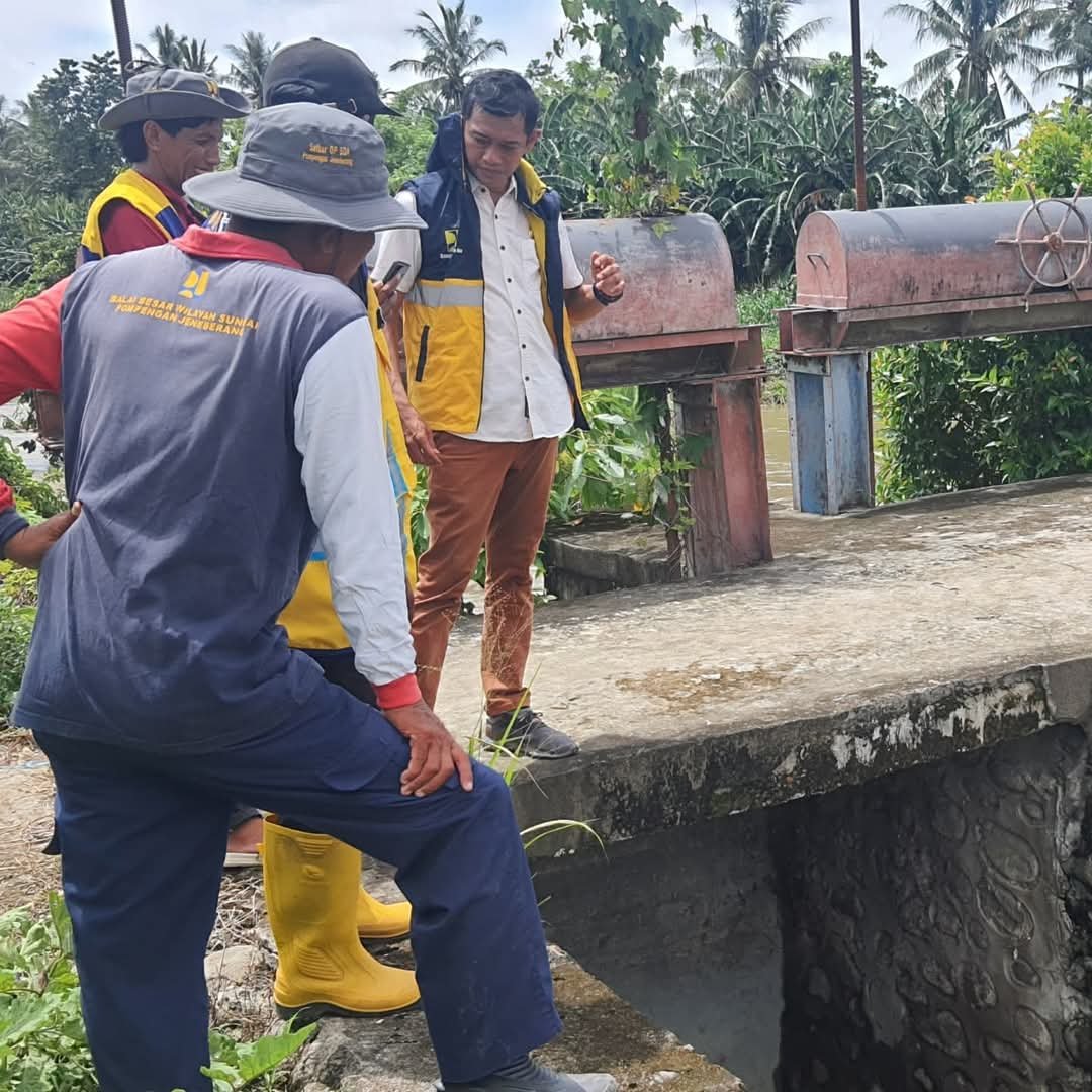 Musim Hujan, Kabid Irigasi SDABK Pinrang Monitoring Bendungan Benteng dan Saluran Induk