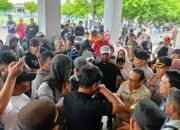 Warga Salipolo Geruduk Kantor Bupati Pinrang, Minta Ijin Tambang Dicabut