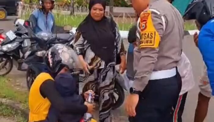 Kasat Lantas Polres Pinrang, Sigap Melakukan Pertolongan Terhadap Ibu dan Balita Mengalami Kecelakaan