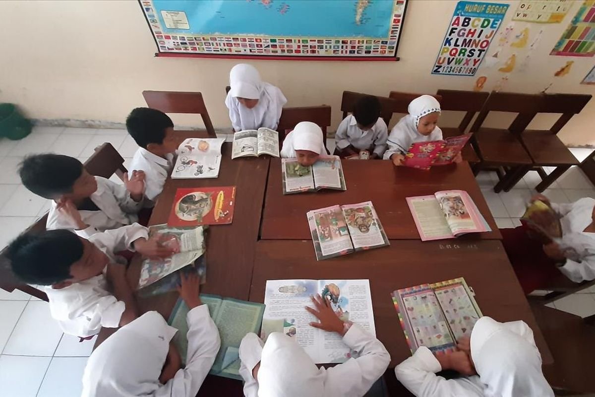 Pemerintah Indonesia telah memutuskan untuk tidak menetapkan libur sekolah selama satu bulan penuh selama bulan puasa Ramadan 2025