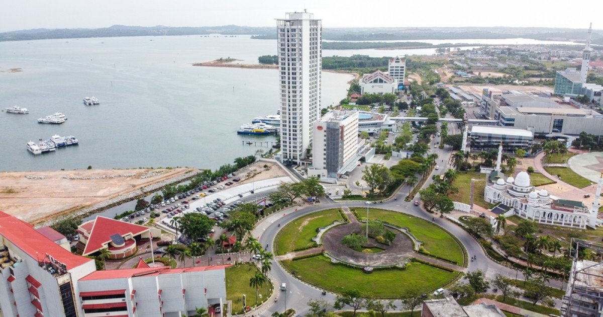 Batam, Kepulauan Riau - Batam memiliki PDRB per kapita Rp 113,48 juta. Kota ini menjadi kawasan industri dan perdagangan bebas yang menarik investasi dari luar negeri