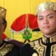 Raihan Omar Hasani Datu Raja Muda Kesultanan Samawa (kanan) bersama Sultan Muhammad Kaharuddin (Dok. ANTARA)