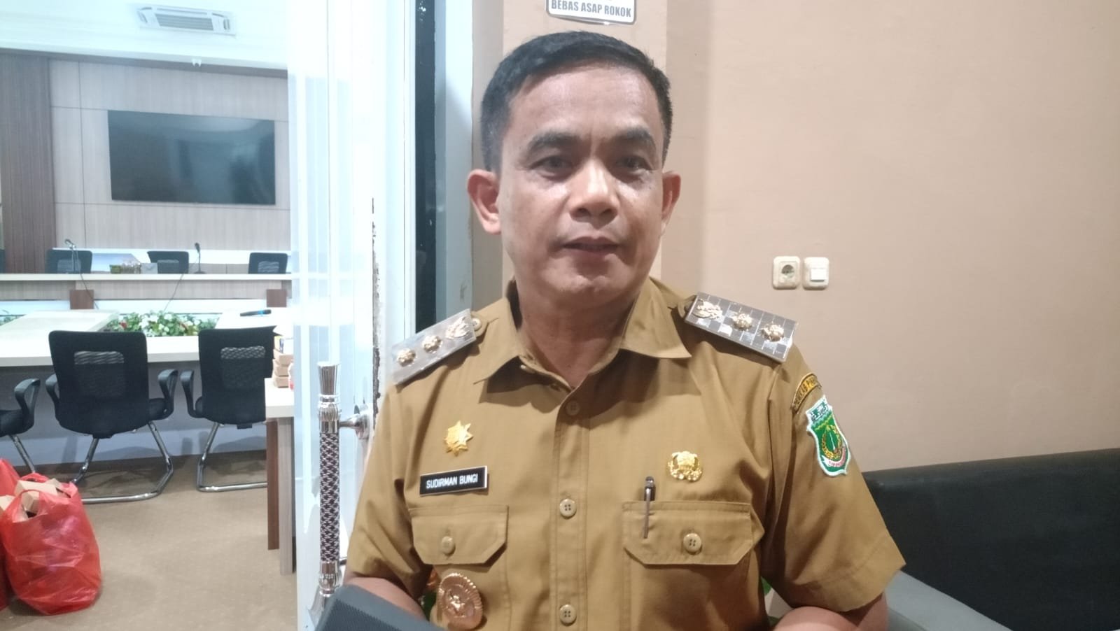 Wakil Bupati Pinrang, Sudirman Bungi, menegaskan bahwa tidak boleh ada 'dua matahari' dalam pemerintahan Kabupaten Pinrang. Hal itu disampaikan Sudirman Bungi usai rapat koordinasi bersama SKPD di kantor Bupati Pinrang, Senin (24/2/2025).