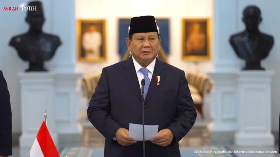 Foto: Presiden RI, Prabowo Subianto Menandatangani Keppres Pengangkatan Dewas dan Badan Pelaksana BPI Danantara. (Tangkapan Layar Youtube Sekretariat Presiden)