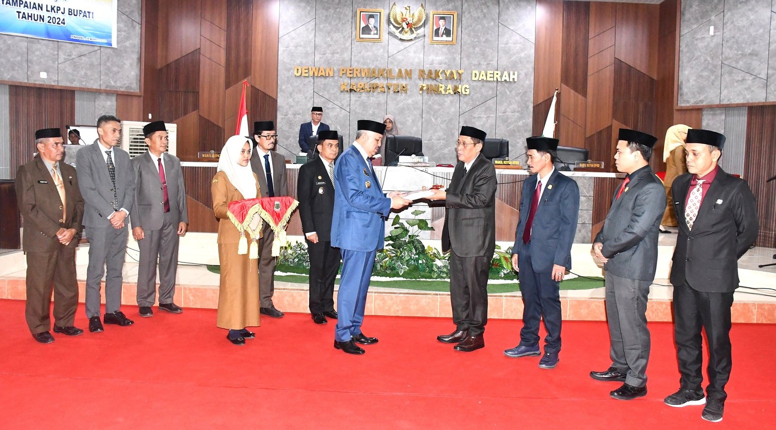 Bupati Pinrang, Andi Irwan Hamid menyampaikan Laporan Keterangan Pertanggungjawaban (LKPJ) Tahun 2024 dalam rapat paripurna DPRD Kabupaten Pinrang yang berlangsung pada Selasa, 18 Maret 2025, pukul 14.00 WITA