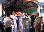 Camat Tiroang Meninggal Dunia, Bupati Lepas Jenazah ke Peristirahatan Terakhir