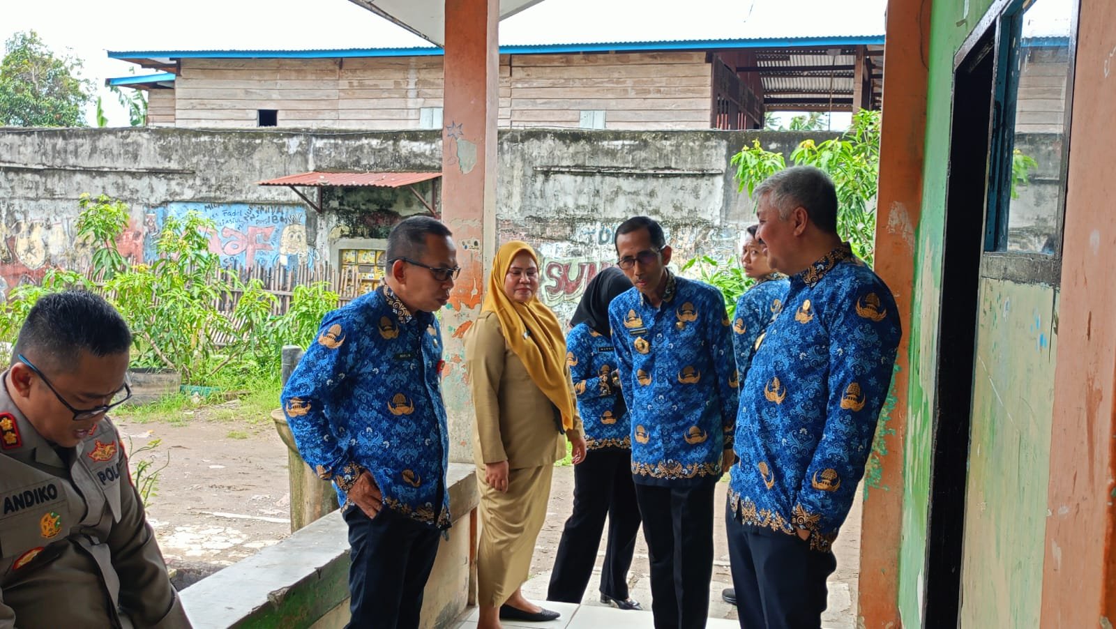 Bupati Pinrang Andi Irwan Hamid saat meninjau pemberian program makan bergizi gratis di SMPN 2 Pinrang