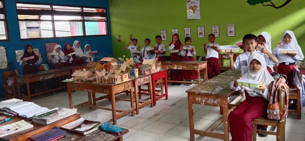 Siswa UPT SDN 1 Pinrang saat menerima paket program Makan Bergizi Gratis (MBG) yang disalurkan oleh Satuan Pelayanan Pemenuhan Gizi (SPPG) Badan Gizi Nasional Kabupaten Pinrang, Selasa (18/3/2025).