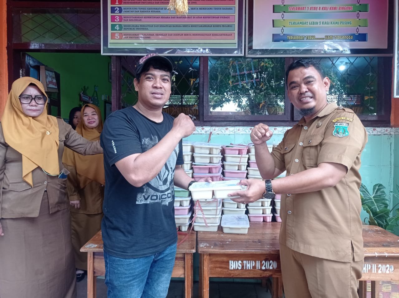 Kepsek UPT SDN 1 Pinrang, Mustari saat menerima paket MBG