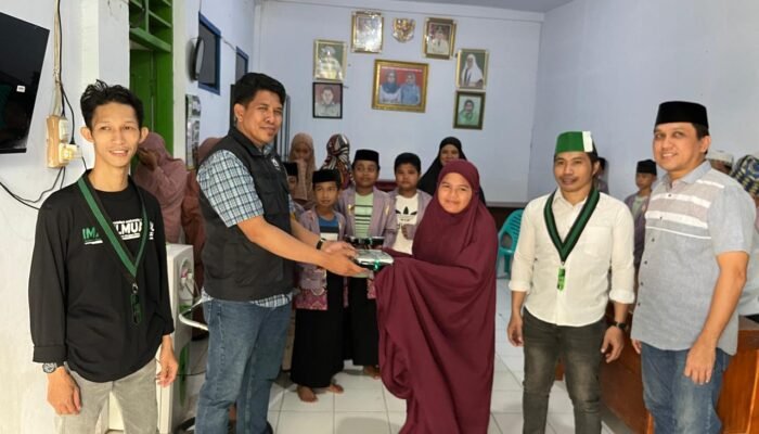 HMI Bersama Sat Intelkam Polres Pinrang Bagi Takjil di Panti Asuhan