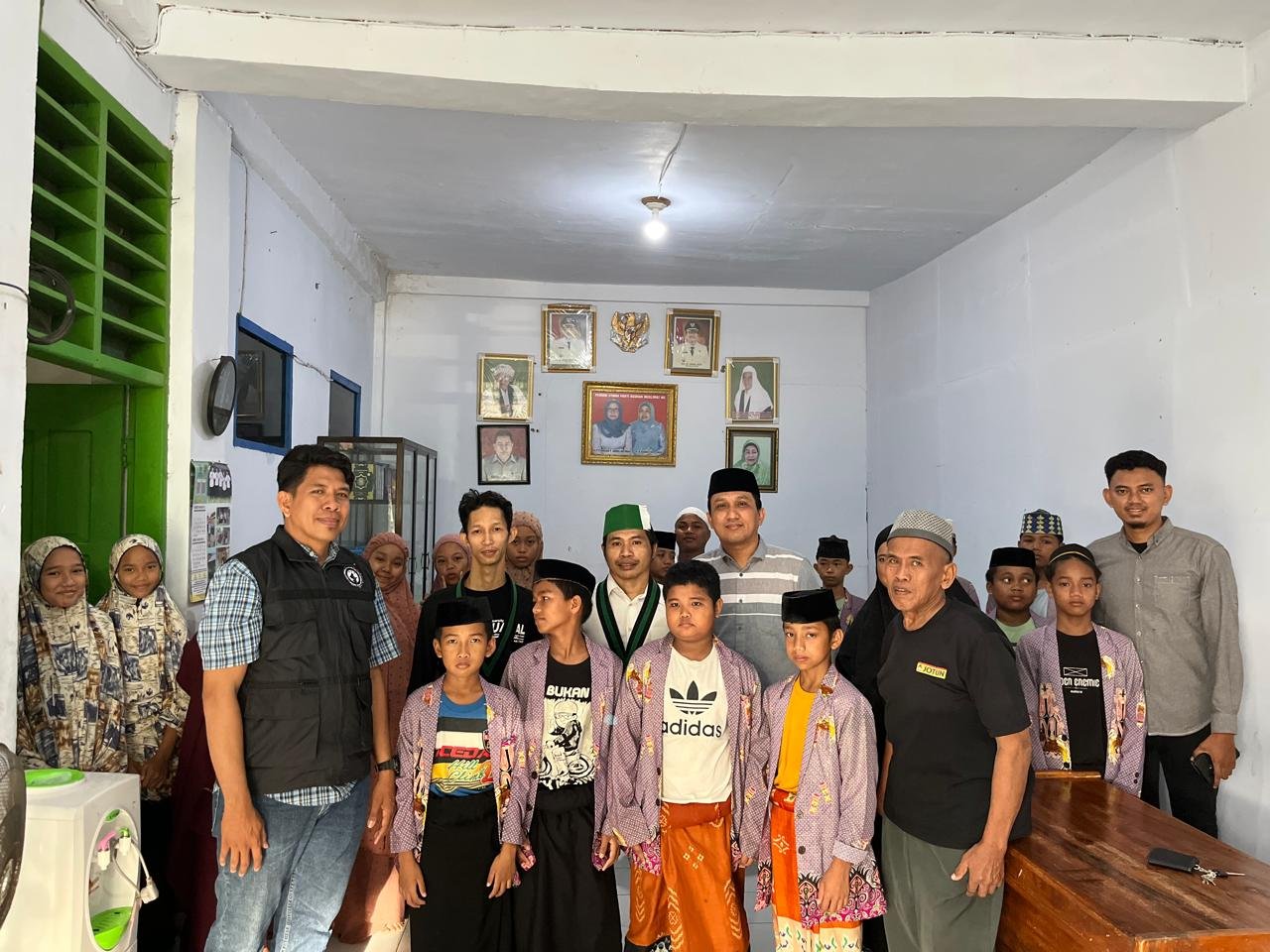 HMI Cabang Pinrang Bersama Sat Intelkam Polres Pinrang Bagi Takjil di Panti Asuhan Muslimat NU