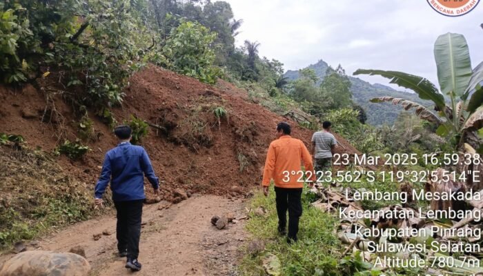 Longsor Menutup Jalur Utama Tiga Desa di Lembang Pinrang
