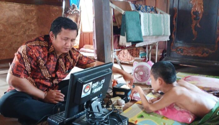 Warga Disabilitas di Cempa Dapat Perekaman KTP-el dari Disdukcapil Pinrang