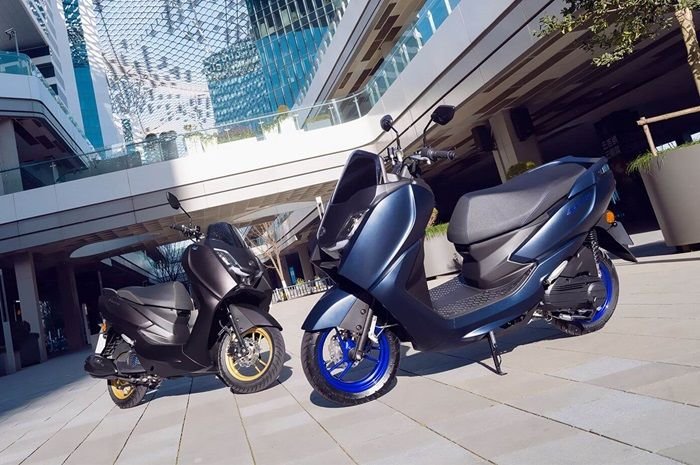 Motor matic baru ini diberi nama Yamaha Avenue Hybrid 2025. Desainnya merupakan perpaduan antara Yamaha NMAX dan XMAX, namun secara spesifikasi lebih mirip dengan Yamaha Grand Filano