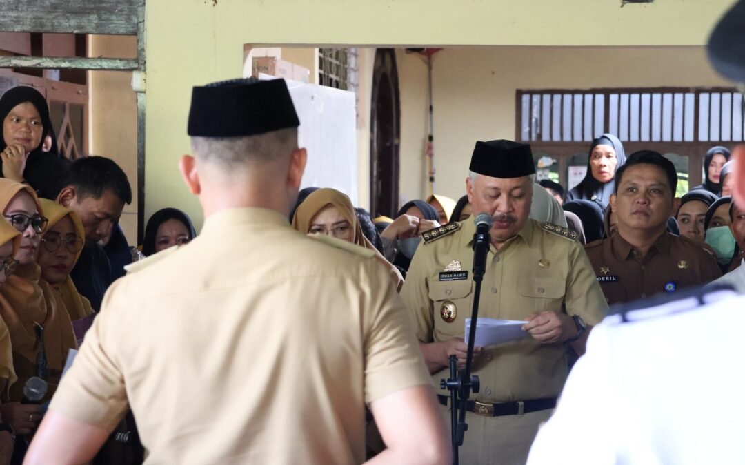Bupati Pinrang, Andi Irwan Hamid, S.Sos memimpin upacara pelepasan jenazah Camat Tiroang A. Ansaruddin Maramat, S.STP di rumah duka, Jalan Pelita Timur, Kelurahan Laleng Bata, Kecamatan Paleteang, Selasa (11/3)