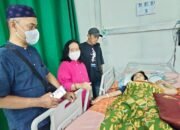 Kadis Kesehatan Pinrang Dyah Puspita Dewi Pastikan Pelayanan Kesehatan Warga Kaseralau yang Ditandu