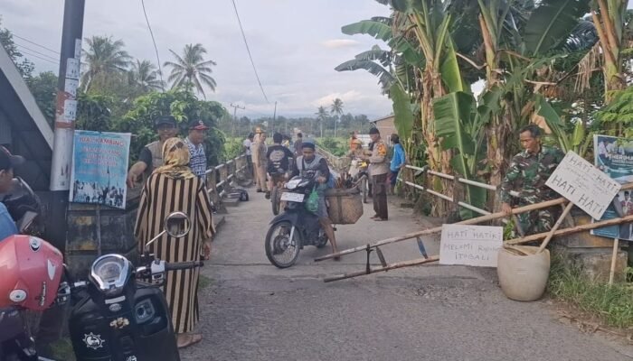 Warga Batulappa Blokade Jalan, Desak Perbaikan Jembatan yang Nyaris Ambruk