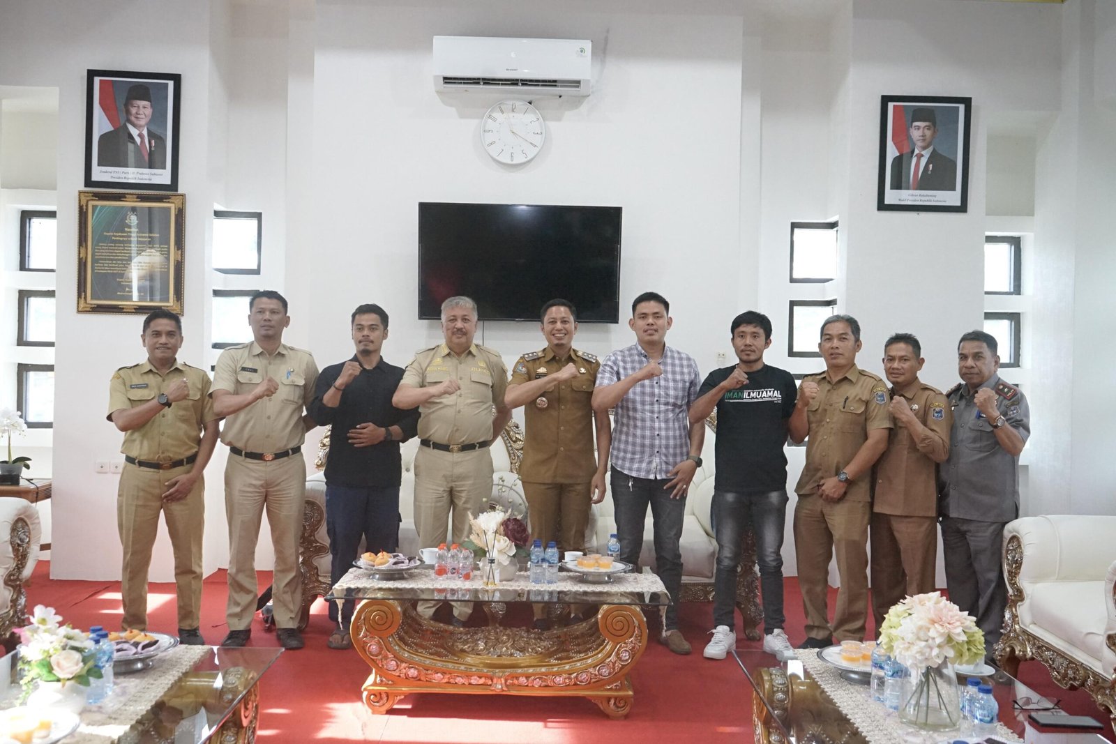 Bupati Pinrang Andi Irwan Hamid bertemu Bupati Enrekang, Muhammad Yusuf Ritangnga guna mencari solusi terhadap permasalahan akses jalan yang selama ini menjadi hambatan bagi warga Dusun Paleleng, Desa Kaseralau, Kecamatan Batulappa