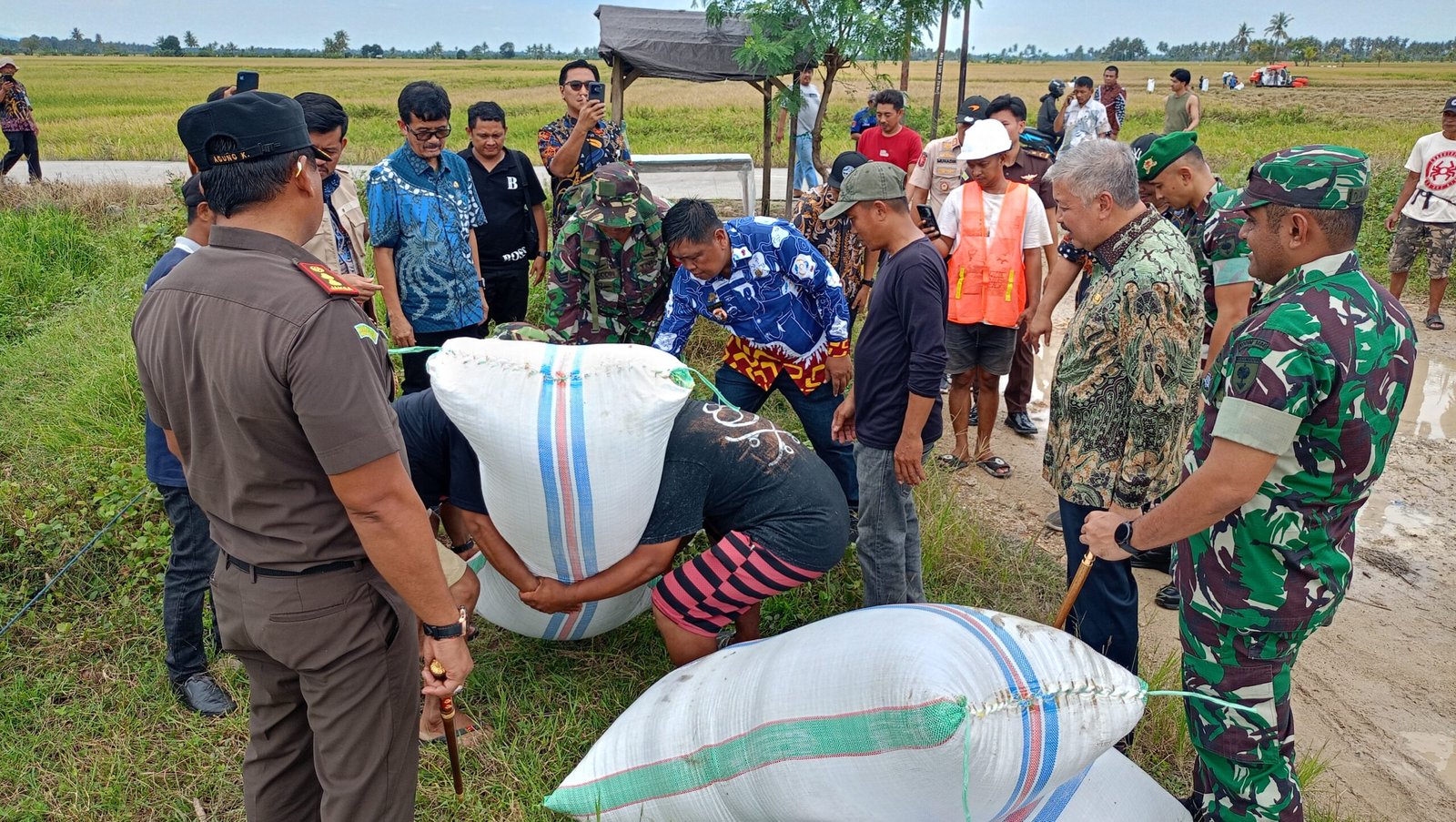 Bupati Pinrang, Andi Irwan Hamid, bersama jajaran Forkopimda, termasuk Dandim 1404 Pinrang, Kajari Pinrang, Danyon 721 Makkasau, Sekda, serta Kepala Cabang Bulog Pinrang, melakukan pemantauan langsung terhadap kesiapan menghadapi panen raya di Kabupaten Pinrang