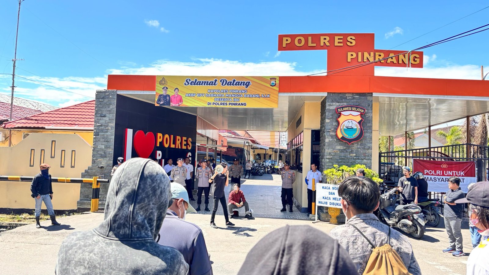 Aliansi Maseddi Ada Masyarakat Ta’e Paleteang, gabungan mahasiswa dan warga Ta’e saat demonstrasi di Mapolres Pinrang