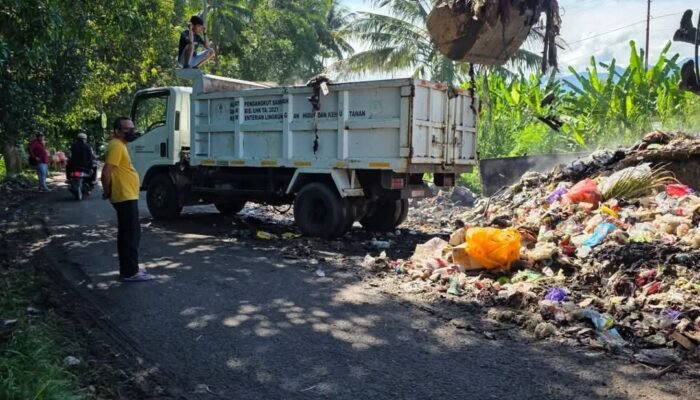 Dinas Perkim LH Angkut 50 Truk Sampah Menumpuk di Jalan Maroneng Pinrang