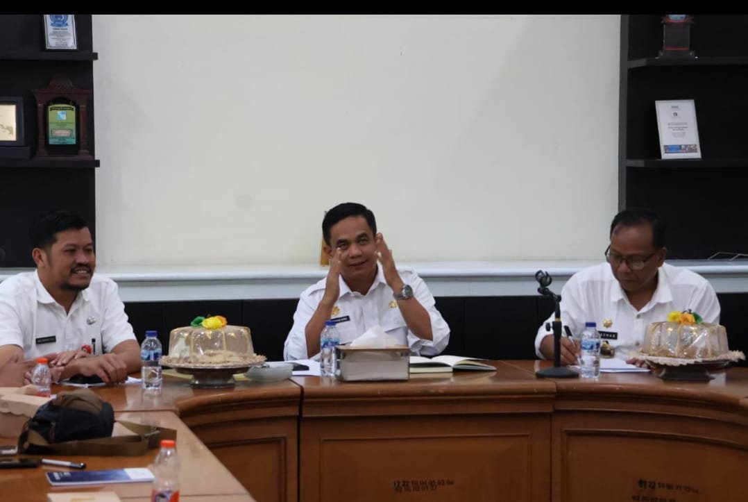 Kepala Dinas Tanaman Pangan dan Hortikultura Kabupaten Pinrang, Andi Sinapati Rudy, turut serta dalam rapat koordinasi yang dipimpin oleh Wakil Bupati Pinrang, Sudirman Bungi, Pinrang, 11 April 2025