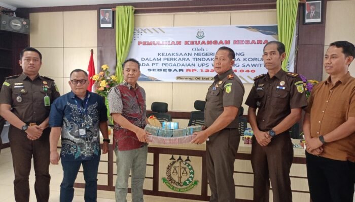 Kejari Pinrang Serahkan Uang Rp1,2 Miliar Hasil Lelang Barang Rampasan Negara Kasus Korupsi Pegadaian