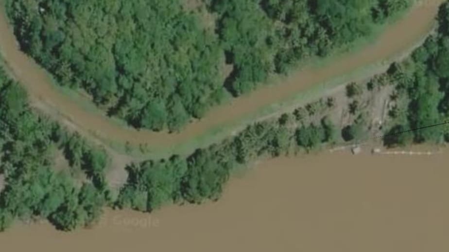Kondisi sungai Saddang di Dusun Pakoro, Desa Massewae, Kecamatan Duampanua, Kabupaten Pinrang melalui tangkap layar google earth