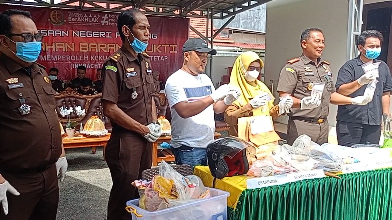 Pemusnahan barang bukti oleh Kejaksaan Negeri Pinrang (dok. Angindai.com)