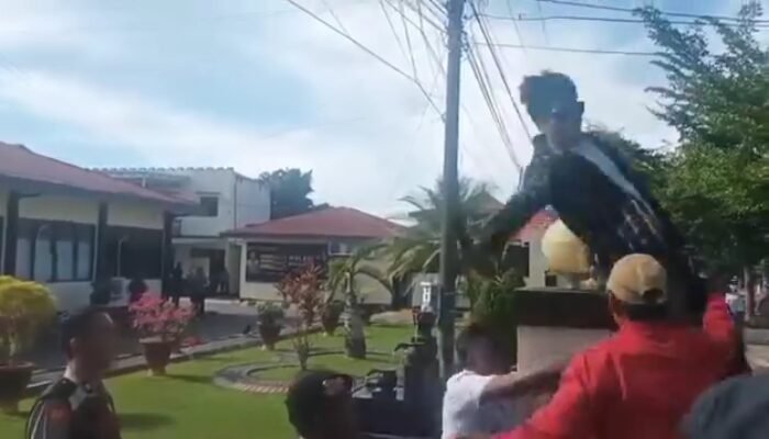 Orator Didorong Oknum Polisi Saat Aksi di Polres Palopo, LMPI Desak Pengusutan Kasus Korupsi, Kapolres Tak Beri Tanggapan