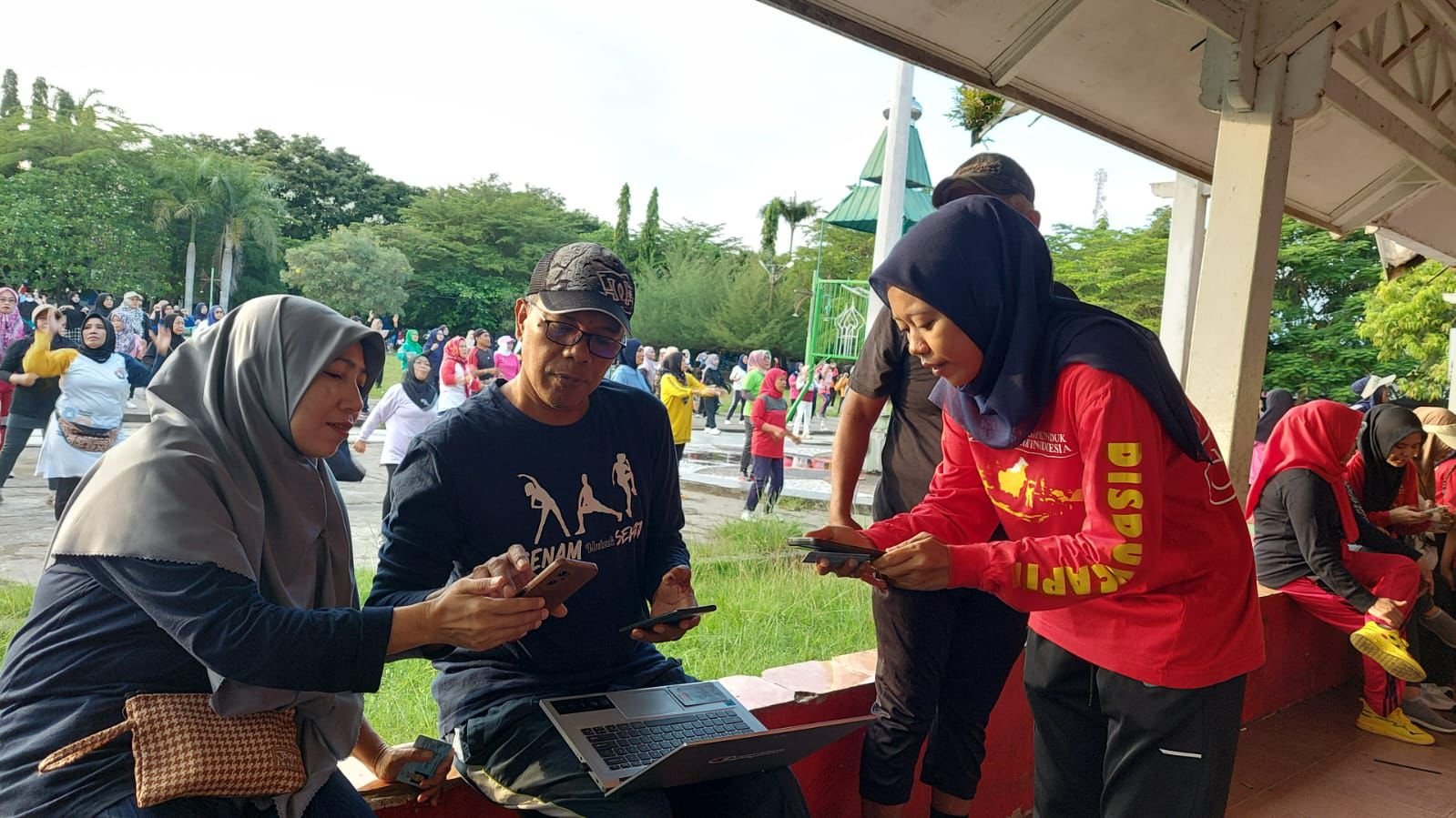 Antusiasme masyarakat Pinrang dalam melakukan aktivasi Identitas Kependudukan Digital (IKD) terlihat jelas dalam kegiatan yang digelar di Lasinrang Park, Kecamatan Watang Sawitto, Minggu pagi, 18 Mei 2025