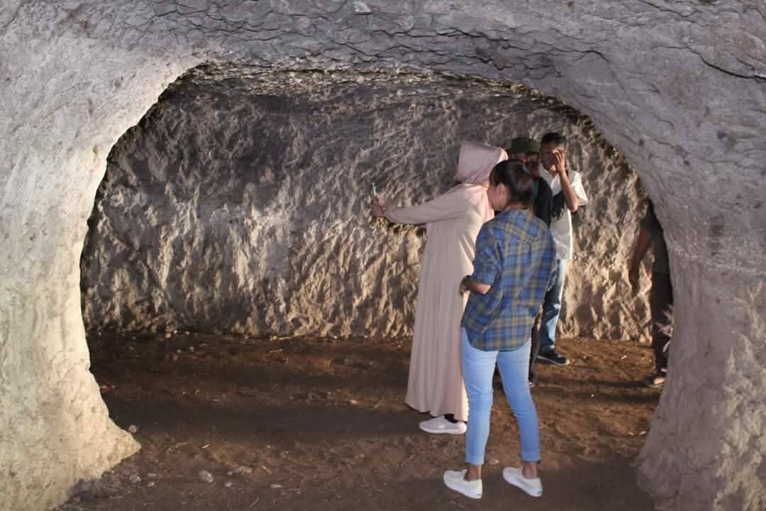 Sebanyak 43 gua yang diyakini merupakan peninggalan tentara Jepang dari masa penjajahan 1942–1945 ditemukan di kawasan pegunungan Kelurahan Jatibaru Timur, Kecamatan Asakota, Kota Bima, Nusa Tenggara Barat.