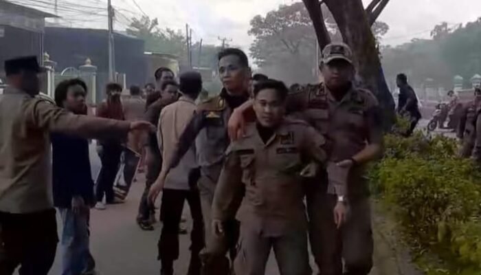 Demo Memanas, KMP UMI Terlibat Bentrok dengan Satpol PP, Kecewa Ketidakhadiran Bupati Pinrang