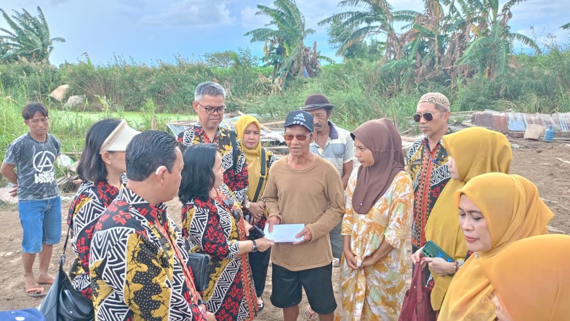 Dinas Kesehatan Kabupaten Pinrang menyalurkan bantuan kemanusiaan kepada warga terdampak bencana angin puting beliung di Kampung Baru, Dusun Salipolo, Desa Salipolo