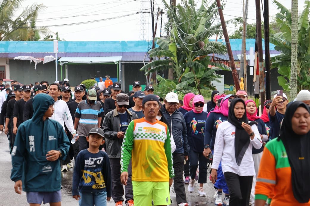 Hari Lingkungan Hidup Tahun 2025, Pemerintah Kabupaten Pinrang menggelar kegiatan jalan santai dan senam bersama yang dipusatkan di halaman Kantor Dinas Perumahan, Kawasan Permukiman dan Lingkungan Hidup (PerkimLH) Pinrang