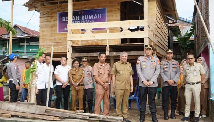 HUT Bhayangkara ke-79, Polres Pinrang Bedah Rumah Warga Kurang Mampu