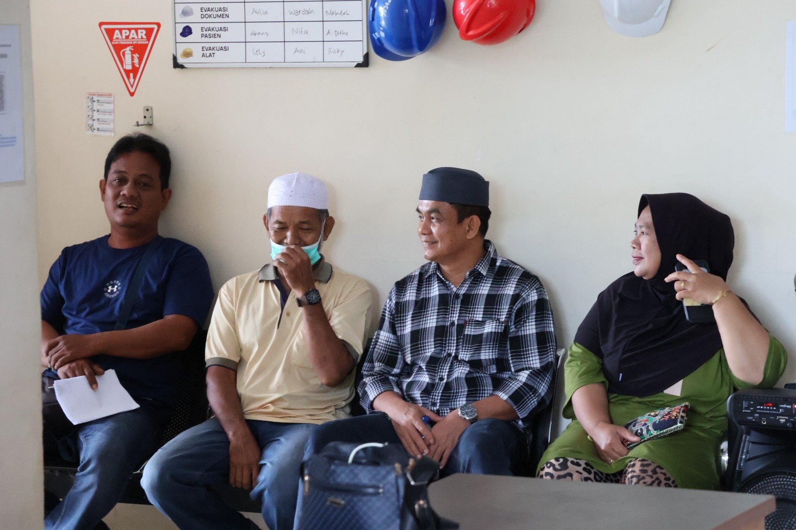 Wakil Bupati (Wabup) Pinrang, Sudirman Bungi menggelar inspeksi mendadak (sidak) untuk meninjau langsung kualitas pelayanan publik dan kedisiplinan aparatur sipil negara (ASN) di lingkungan fasilitas kesehatan. Kali ini, sidak dilakukan di Puskesmas Mattombong, Kecamatan Mattiro Sompe, tanpa atribut dinas, agar lebih dekat dengan masyarakat penerima layanan.