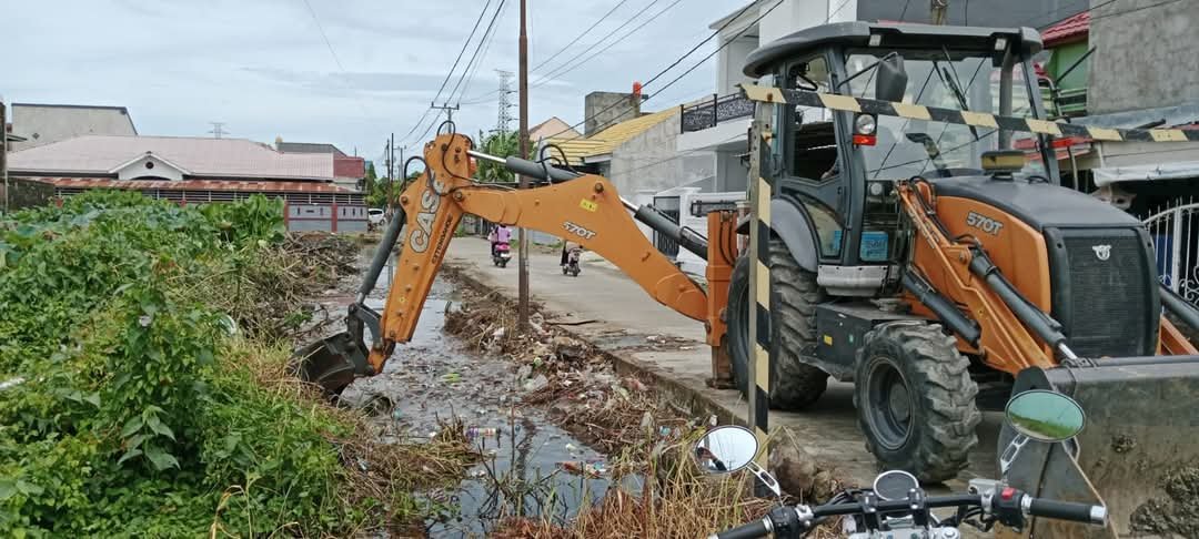 Pemerintah Kabupaten Pinrang melalui Dinas Bina Marga, Cipta Karya dan Tata Ruang segera merespons keluhan warga terkait genangan air yang muncul di beberapa titik Kota Pinrang