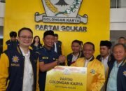 Ketua Umum Pengurus Besar Himpunan Mahasiswa Islam (PB HMI) 2013-2015, Arief Rosyid Hasan, secara resmi menyatakan bergabung dengan Partai Golkar