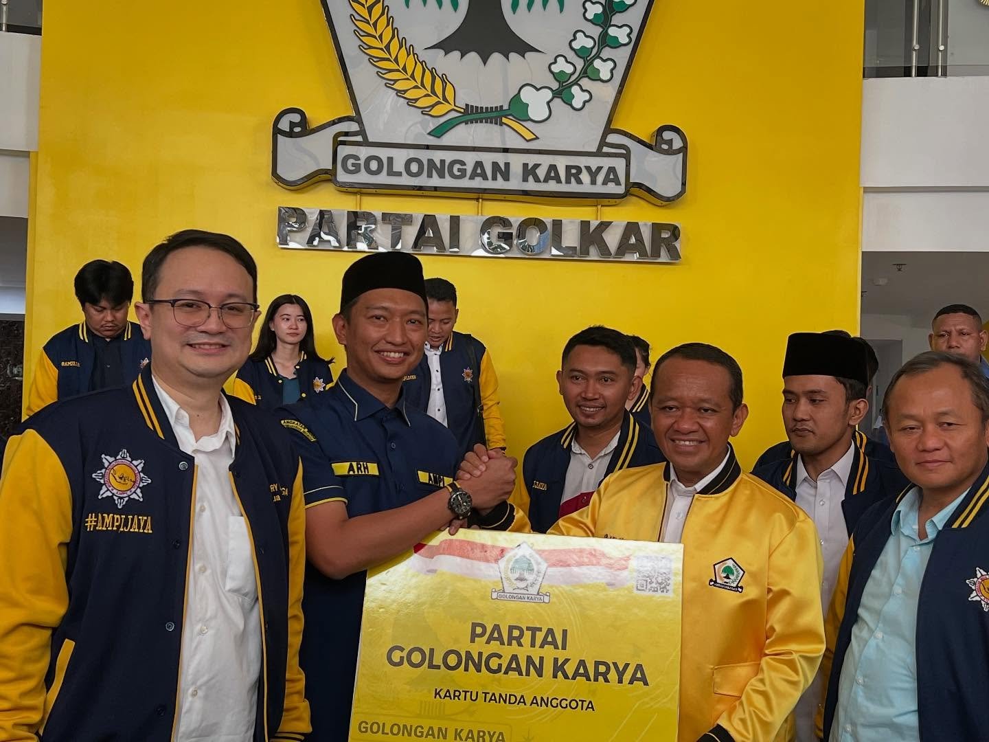 Ketua Umum Pengurus Besar Himpunan Mahasiswa Islam (PB HMI) 2013-2015, Arief Rosyid Hasan, secara resmi menyatakan bergabung dengan Partai Golkar
