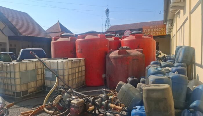 Gudang Penampungan BBM Ilegal di Pinrang Digerebek, Ribuan Liter Disita Polisi
